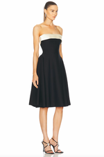 Load image into Gallery viewer, This elegant dress is versatile and stylish with its two interchangeable collars in luxurious velvet and silk. The silicone gripper elastic ensures a secure fit, while the built-in pockets add functionality. Perfect for any occasion, this dress is a must-have for the fashion-forward woman.
