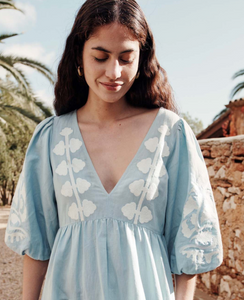 A true wonder! Like a breath of fresh air, this dress of cotton and linen blend is an ode to blue summer skies and white field flowers. We admire its bare back and lose ourselves in its exceptional volume.