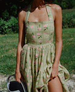 Introducing the Willow Printed Dress in Linen by Palm Noosa. Made from luxurious linen, this halter-neck dress boasts a flowy skirt and elastic back for a comfortable fit. The fitted bodice and waist highlight your curves. Perfect for a summery, effortless look with sandals and a straw hat.