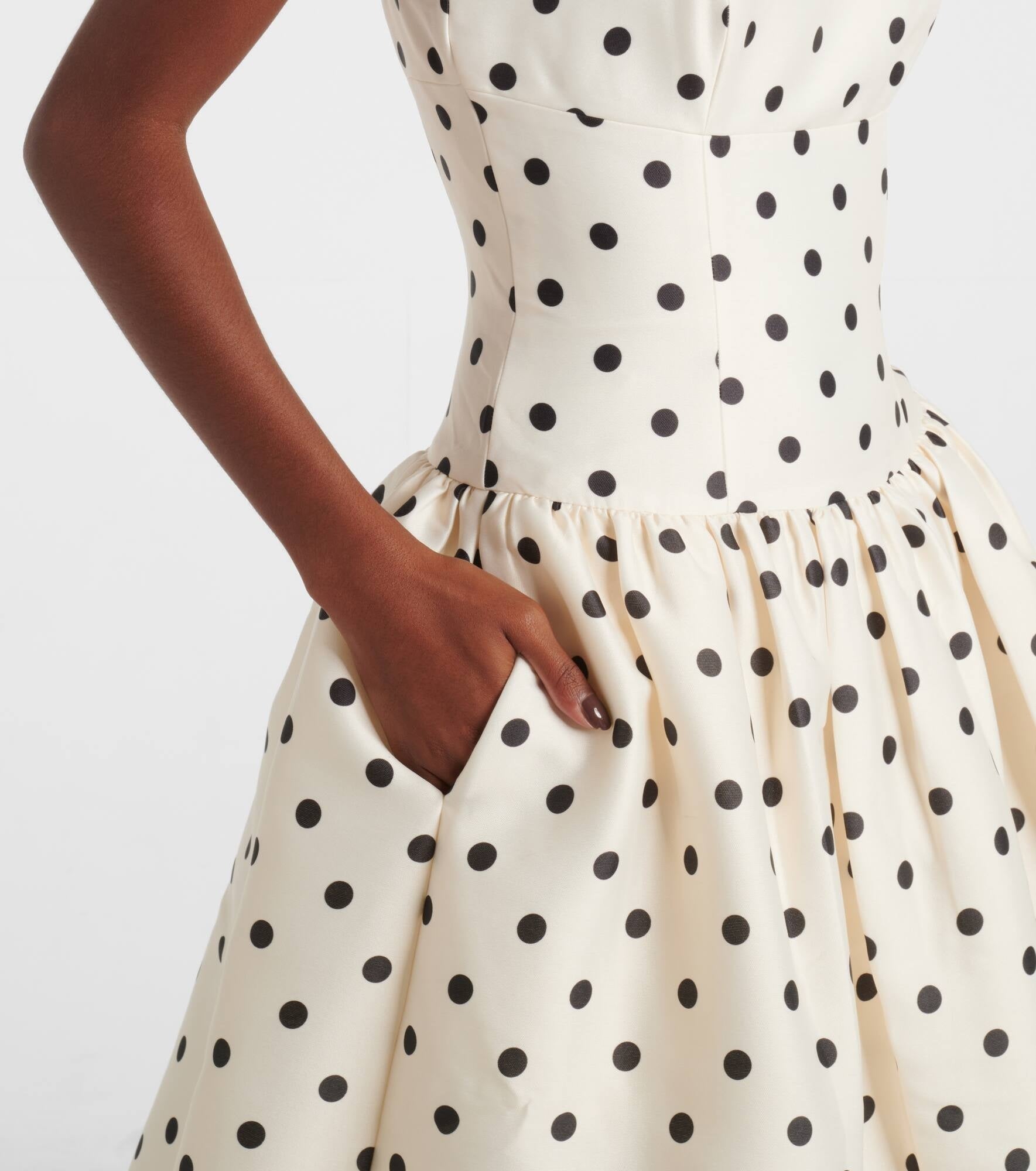 Embody timeless elegance with the Polka-dot taffeta corset dress, inspired by the refined silhouettes of the 1950s. Crafted from lustrous taffeta adorned with a delicate polka-dot motif, this dress features a structured bodice and a carefully gathered waist that accentuates a graceful silhouette. The voluminous skirt enhances movement, creating a sophisticated statement suitable for any distinguished occasion. 