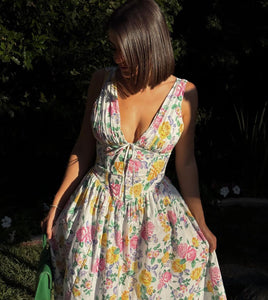 The 'Emelina' dress exudes effortless elegance with its blend of cotton-rich fabric and stretch, perfect for any occasion. The gathered bust and corseted waist create a flattering silhouette, while the midi skirt adds a feminine touch. The versatile white vintage rose print and convenient back zipper make it a go-to choice for any season.