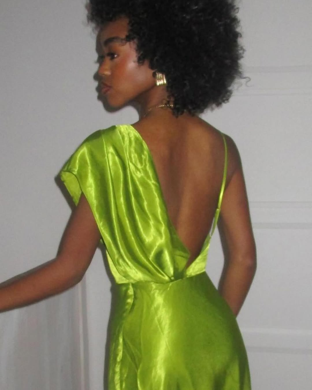 The Antonia Gown by House of Harlow 1960 effortlessly combines elegance with modern sophistication. Crafted from luxurious satin, this stunning piece features a draped off-shoulder silhouette that creates an alluring, romantic look. The singular adjustable shoulder strap offers personalized comfort and flattering support, while the subtle draped detailing adds dimension and movement. 