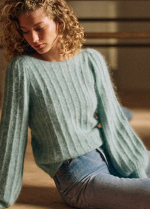 Stay cozy and chic in the Aretha Jumper. Made from a luxurious blend of wool and kid mohair, this jumper features long puffed sleeves and a boat neckline for a stylish and comfortable fit. The patterned knit adds a touch of texture, making it the perfect addition to your fall and winter wardrobe.