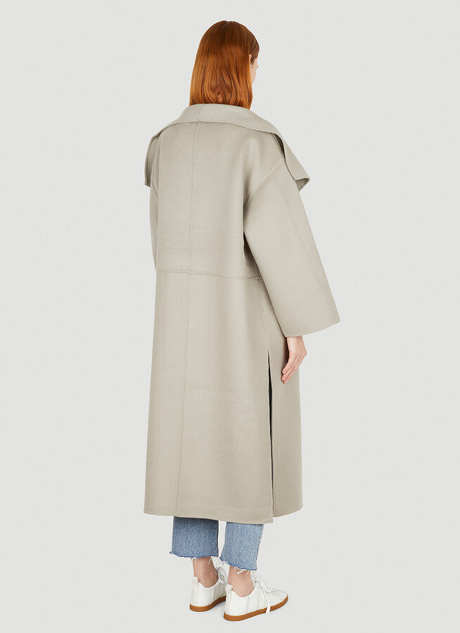 This luxurious signature cashmere coat in grey by TOTEME is the epitome of elegance and refinement. Made from premium cashmere, it provides ultimate warmth and comfort, making it the perfect addition to any sophisticated wardrobe. Elevate your style with this timeless piece.