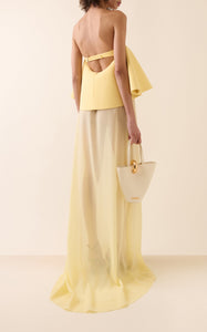 La Robe Vela by Jacquemus combines a structured crepe bodice with a flowing silk chiffon skirt, offering an elegant silhouette that moves with ethereal lightness. Perfect for those who desire sophistication paired with delicate softness, this dress enhances your presence with its refined yet airy design. Experience timeless elegance that effortlessly captures attention.