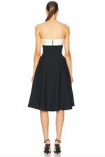 Load image into Gallery viewer, This elegant dress is versatile and stylish with its two interchangeable collars in luxurious velvet and silk. The silicone gripper elastic ensures a secure fit, while the built-in pockets add functionality. Perfect for any occasion, this dress is a must-have for the fashion-forward woman.
