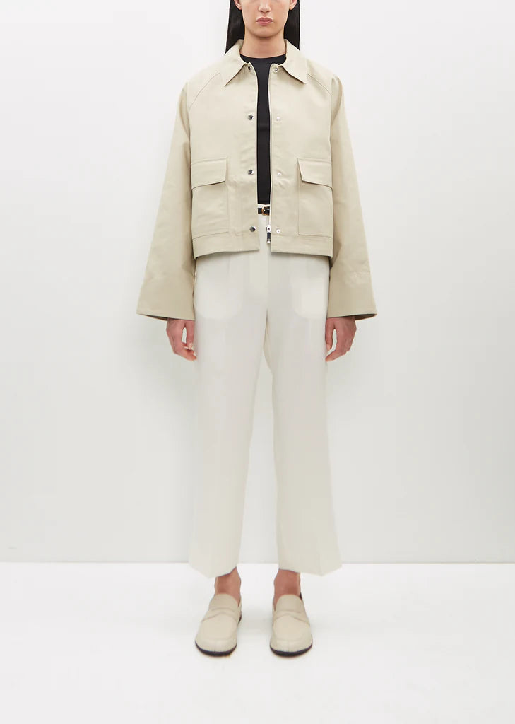 Elevate your everyday wardrobe with this sand beige cropped jacket by Toteme, crafted from sustainable organic cotton twill for a refined, eco-conscious choice. The boxy silhouette offers a contemporary silhouette that flatters effortlessly, while the spread collar and raglan sleeves deliver relaxed sophistication. Practical deep flap pockets keep essentials within reach, and the combination silver-tone zipper and press buttons closure provides versatile styling options. 