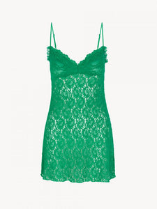 The Dress Cindy in Kelly Green is a must-have for any special occasion. This stunning mini dress features a stretch lace fabric for a comfortable and flattering fit. Adjustable silk straps and a cupped bust with tulle lining provide added support and style. The sheer skirt adds a touch of allure, making this dress the perfect choice for a night out.