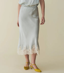 In buttery garment-washed silk satin, the Elowen Skirt is our take on a '90s-style slip skirt. Its high waist is trimmed in delicate scallop elastic, while a bias-cut skirt trimmed with intricate contrast lace falls to mid-calf.