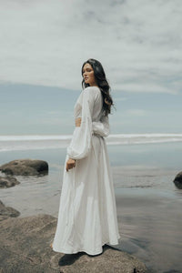 Introducing the Robe Jessie - a must-have addition to your wardrobe! This beautifully crafted dress, designed by Womens Geraldine Garcia, is perfect for any occasion. Its long, flowing fit and elegant silhouette will make you feel confident and stylish. Make a statement with the Jessie Dress.