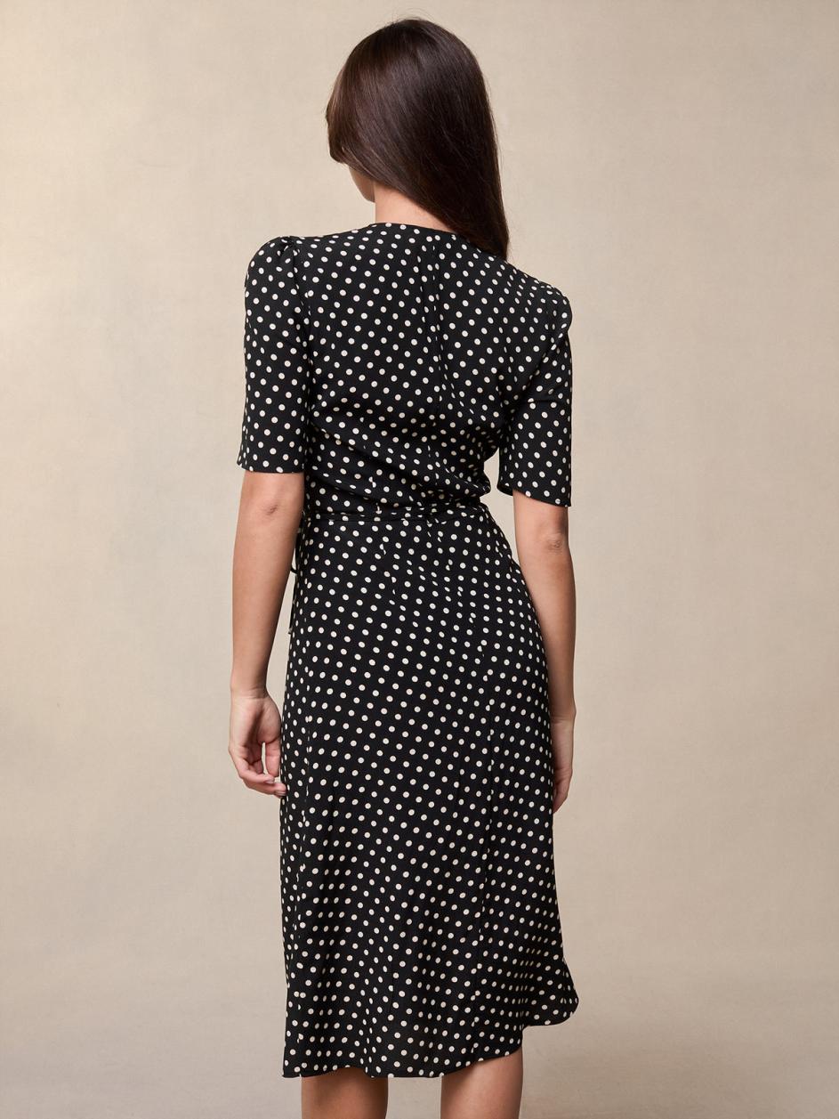 Feel effortlessly chic and sophisticated in our Carmen Midi Dress. The black and white weight print adds a touch of elegance while the V neckline and five button and tie fastening on the front create a flattering silhouette. The lined skirt ensures comfort and poise. Perfect for any occasion.