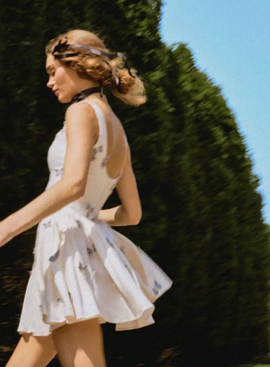 Discover the enchanting Pluma Lymanopoda mini dress, where artistry meets everyday elegance. Delicate butterfly appliqués create the illusion of nature's most graceful creatures landing softly on your skin. Crafted from breathable 100% linen in ivory and blue, this dress features a fitted bodice that transitions into a voluminous gathered skirt at the dropped waist, flattering your silhouette with effortless sophistication. 