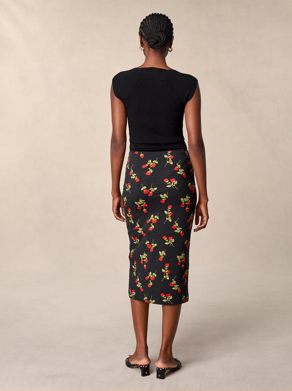 Upgrade your wardrobe with the Naella Skirt! Made from high-quality printed jersey, this midi tube skirt is the perfect addition to any outfit. Its flattering fit will make you feel confident and stylish, while its unique print will make you stand out. Perfect for any occasion, this skirt will become your new go-to piece!