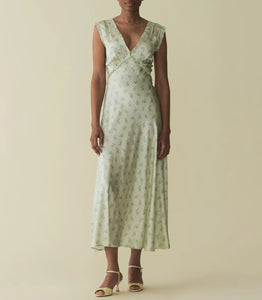 In buttery silk satin, the ‘30s-inspired Tahlia Dress features a plunging V-neckline and a surplice back trimmed with petite ruffles. The fan-favorite style, which we first debuted last spring, includes a fitted bodice with an adjustable back waist tie that gives way to an ankle-grazing bias-cut skirt, while a snap closure allows you to adjust the neckline.