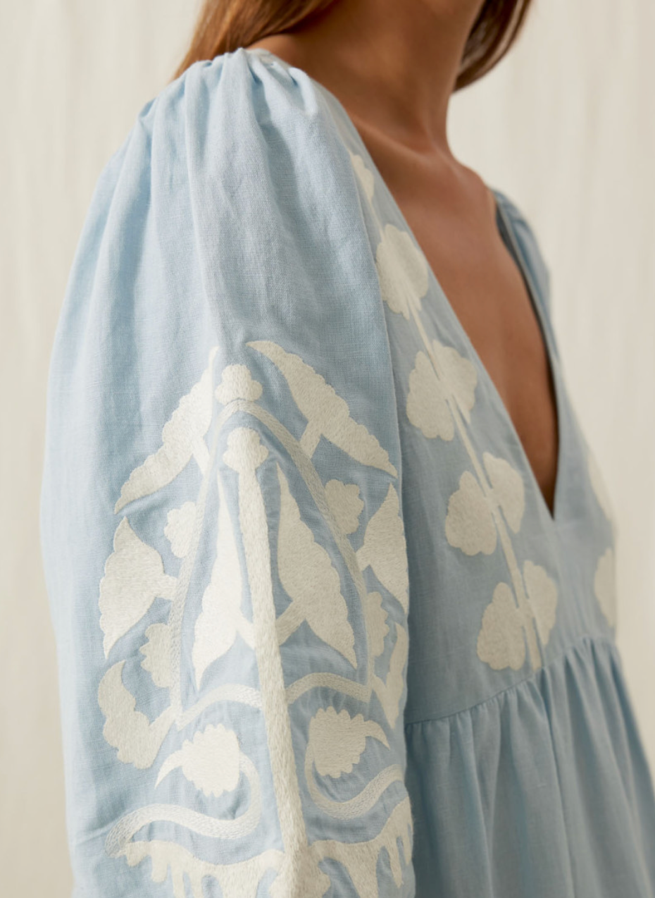 A true wonder! Like a breath of fresh air, this dress of cotton and linen blend is an ode to blue summer skies and white field flowers. We admire its bare back and lose ourselves in its exceptional volume.