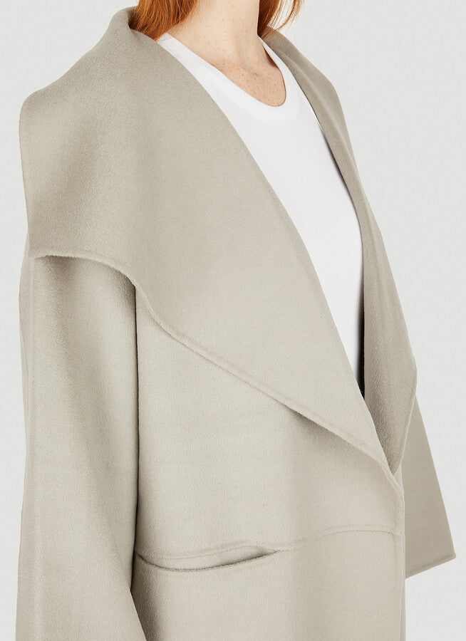 This luxurious signature cashmere coat in grey by TOTEME is the epitome of elegance and refinement. Made from premium cashmere, it provides ultimate warmth and comfort, making it the perfect addition to any sophisticated wardrobe. Elevate your style with this timeless piece.