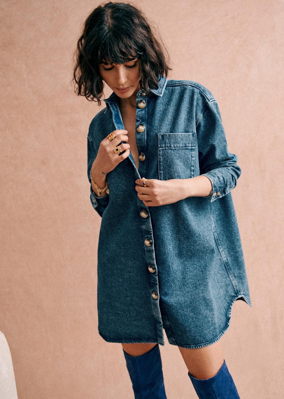 With a slightly oversized design, the Sofie robe features a short length and long sleeves for comfort and functionality. The button-down front and chest pocket add stylish touches, while the collared neck and side pockets offer practicality. Add this versatile piece to your wardrobe for an effortless, casual look.