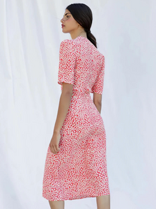 Take your summer wardrobe to the next level with Robe Martha! This elegant French floral midi dress features a flattering wrap design, short sleeves, and a V-neckline for a touch of vintage charm. Perfect for any occasion, this dress will make you feel confident, stylish, and beautiful all season long.