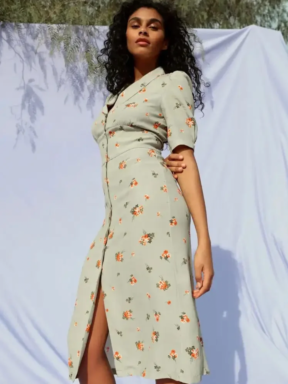 Introducing Robe Clemance, the perfect dress for spring and summer! This midi length dress features a beautiful print and flattering half sleeves. Embrace the season with this must-have piece that combines style and comfort. Elevate your wardrobe with Robe Clemance.