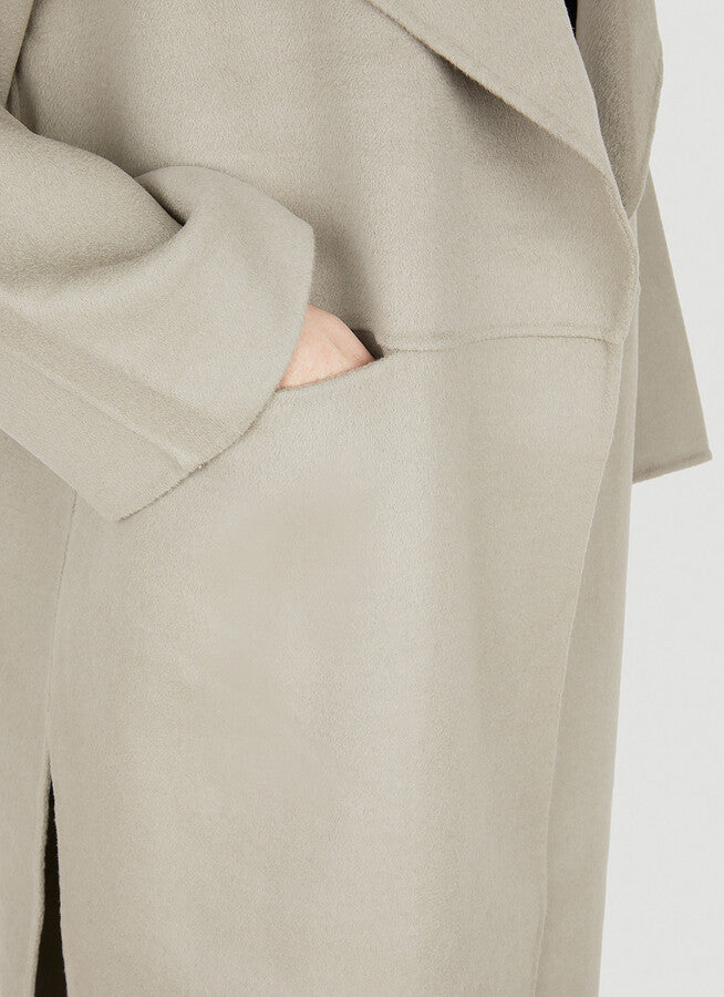 This luxurious signature cashmere coat in grey by TOTEME is the epitome of elegance and refinement. Made from premium cashmere, it provides ultimate warmth and comfort, making it the perfect addition to any sophisticated wardrobe. Elevate your style with this timeless piece.