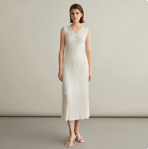 Elevate your wardrobe with Ensemble Anne. Our luxurious women's clothing features wholesale merino wool and silk for a lightweight yet stylish look. Versatile summer skirts and vests, designed for the fashion-forward woman. A perfect set for any occasion.