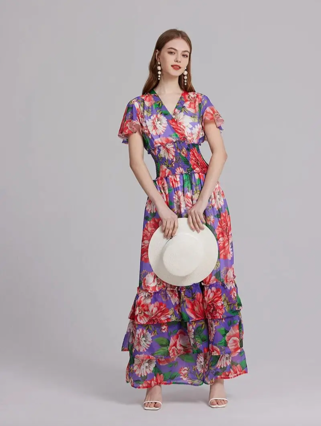 Introducing the Robe Aurora, the perfect summer dress for any occasion. Made with a beautiful floral pattern and a flattering v-neck design, this maxi dress also features an elastic waist for a comfortable fit and stylish ruffles. Stay cool and chic in this must-have piece.