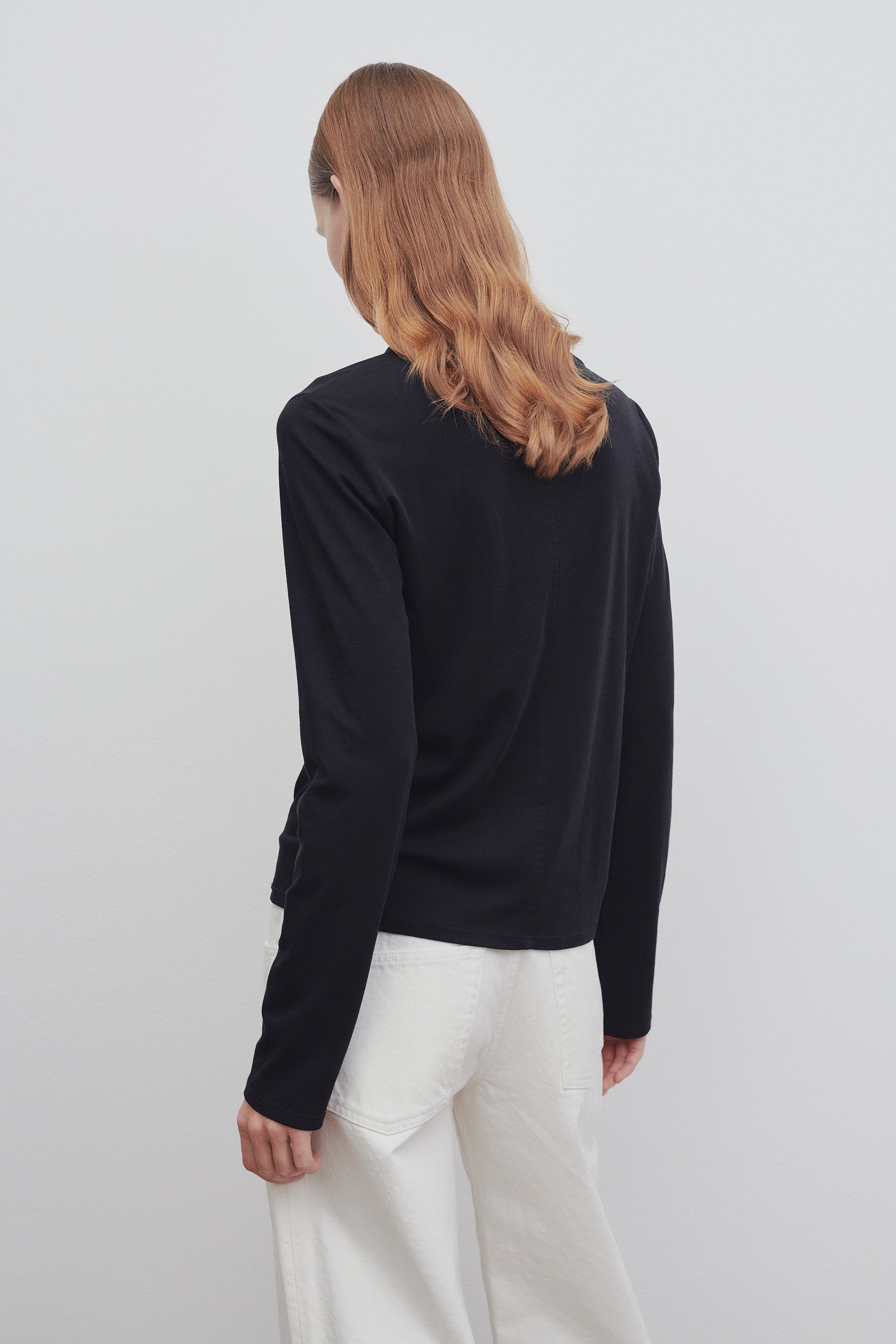 The Sherman Top in Cotton by The Row delivers understated luxury through its meticulously crafted design. Crafted from ultra-soft, fluid cotton, this long-sleeved essential features a subtly shrunken silhouette that flatters effortlessly while maintaining refined simplicity. The signature French seam back detail adds an unexpected touch of sophistication—a hallmark of thoughtful design that elevates everyday wear. 