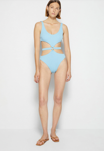 Enjoy the sun and waves in comfort and style with our Swimwear Emelia. This one piece by Jonathan Simkhai offers a flattering fit and stunning horizon design. Perfect for any beach or pool day, this swimwear will make you feel confident and chic.