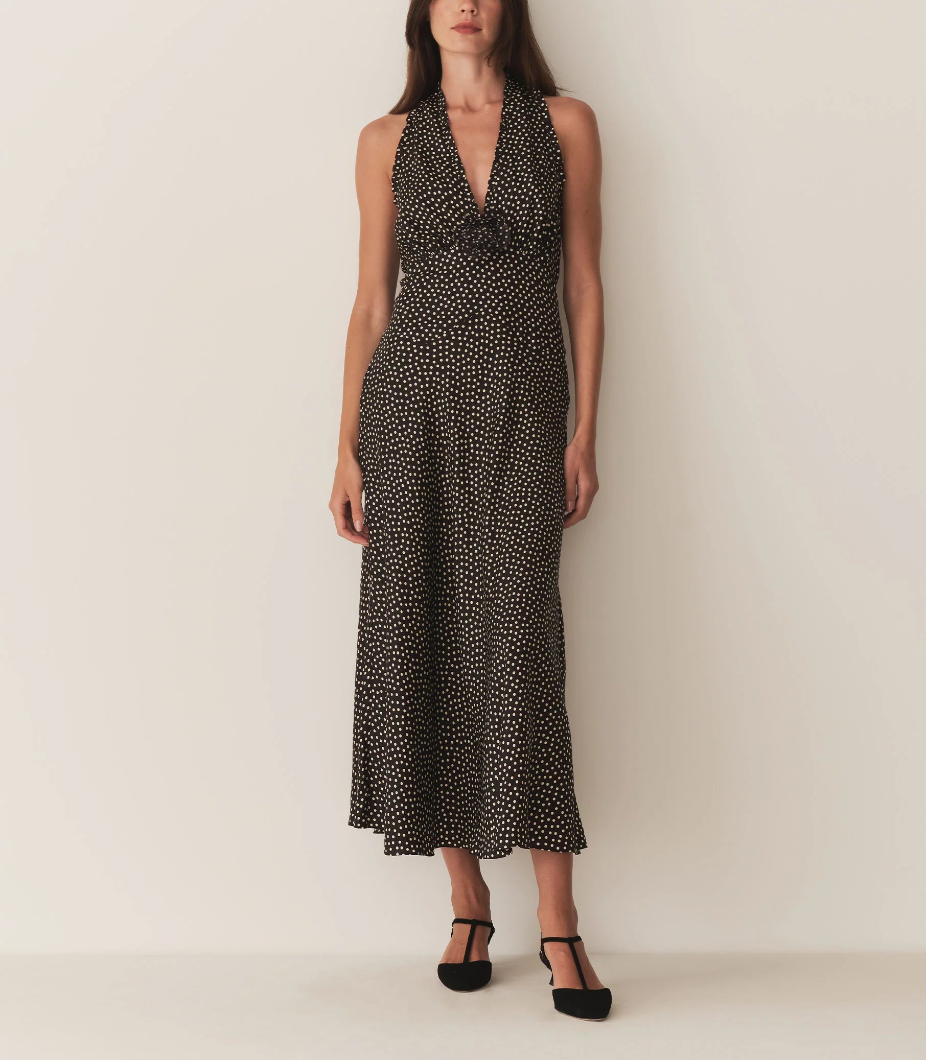 The Mazarin Dress - Camille Dot by Doen captures subtle 1990s sophistication through its luxurious silk-viscose blend and elegant halter neckline accented with fine ruffles. Designed with a fitted bodice and an invisible side zipper, it ensures a smooth, tailored silhouette. A removable silk georgette rosette brooch adds an element of adaptable refinement, perfect for elevating your wardrobe with timeless grace.