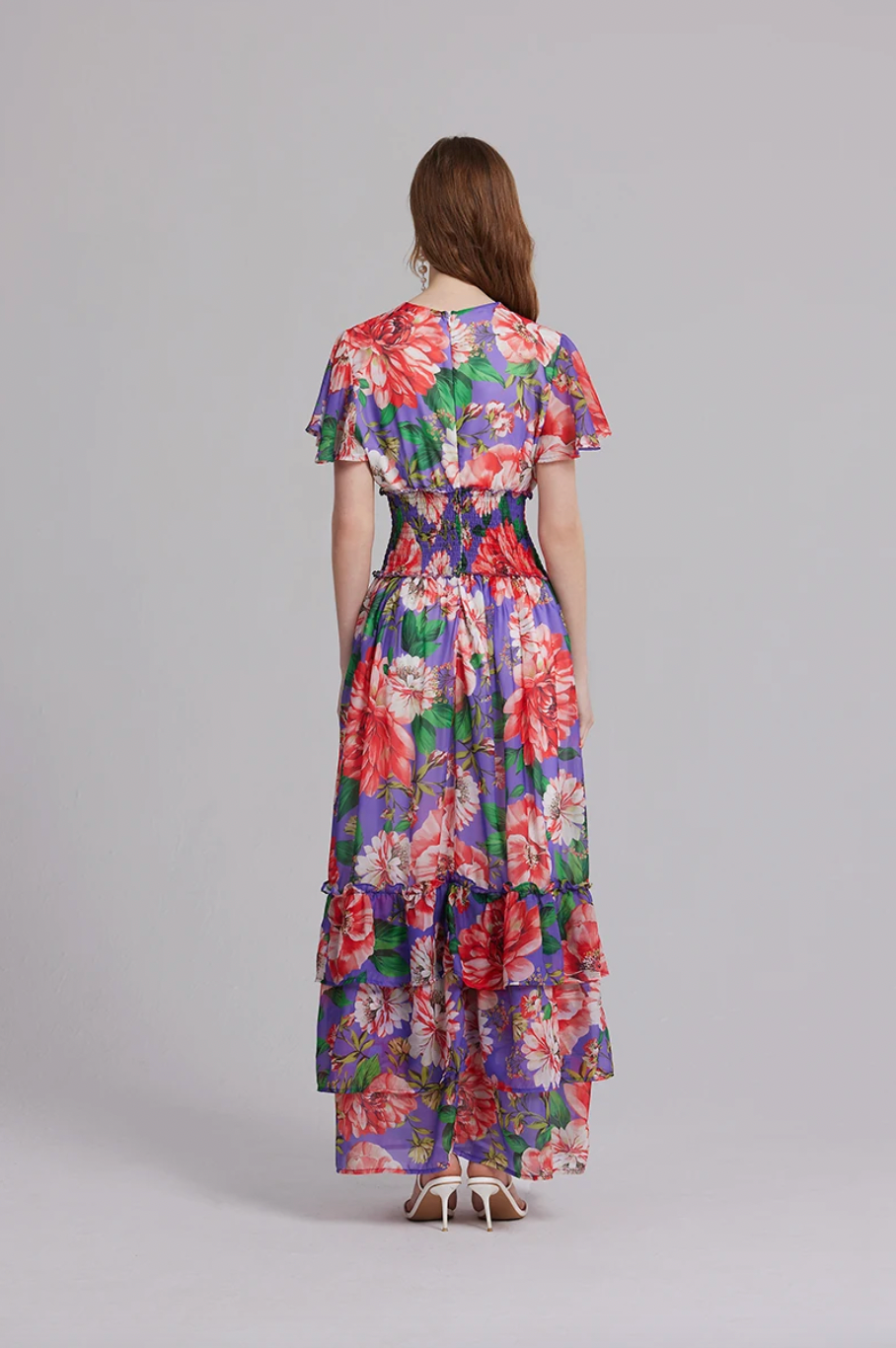 Introducing the Robe Aurora, the perfect summer dress for any occasion. Made with a beautiful floral pattern and a flattering v-neck design, this maxi dress also features an elastic waist for a comfortable fit and stylish ruffles. Stay cool and chic in this must-have piece.