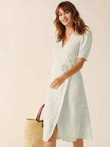 Take your summer wardrobe to the next level with Robe Martha! This elegant French floral midi dress features a flattering wrap design, short sleeves, and a V-neckline for a touch of vintage charm. Perfect for any occasion, this dress will make you feel confident, stylish, and beautiful all season long.