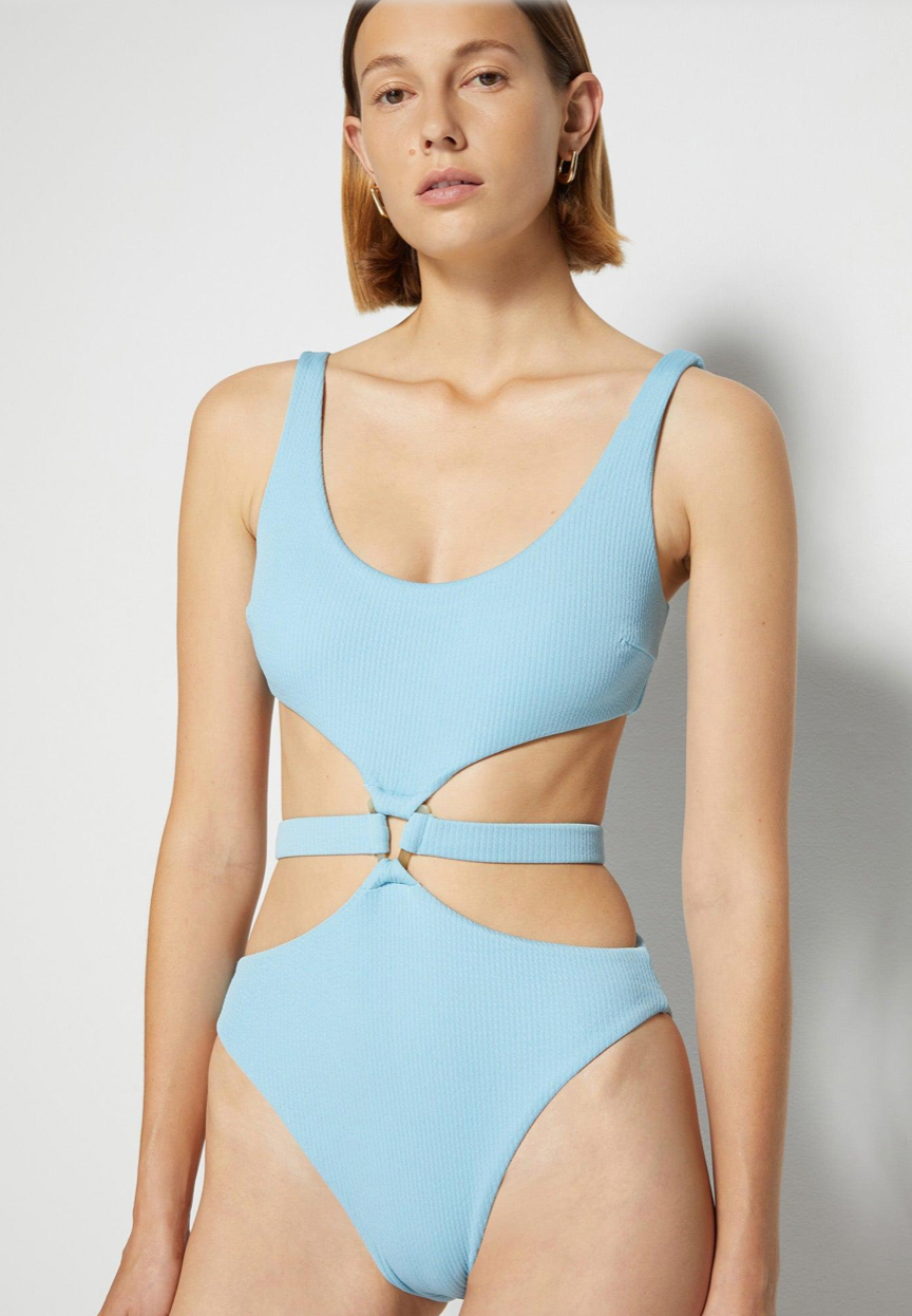 Enjoy the sun and waves in comfort and style with our Swimwear Emelia. This one piece by Jonathan Simkhai offers a flattering fit and stunning horizon design. Perfect for any beach or pool day, this swimwear will make you feel confident and chic.