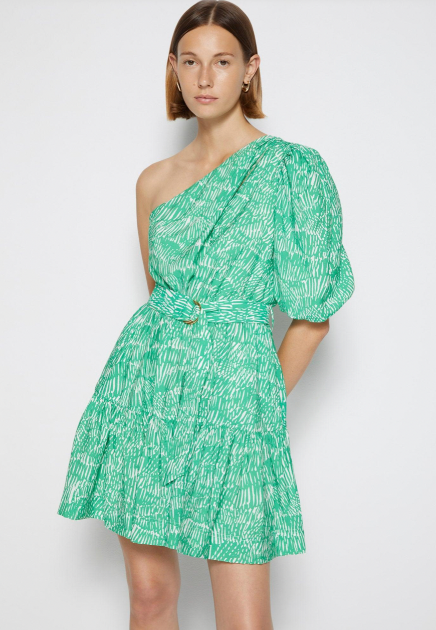 Elevate your beach look with the Mini Dress Adrianna in Kelly Abstract Fern. This breezy swimwear coverup dress features a one-shoulder design and short puffed sleeves for a touch of trendy elegance. Perfect for transitioning from poolside to a summer party.