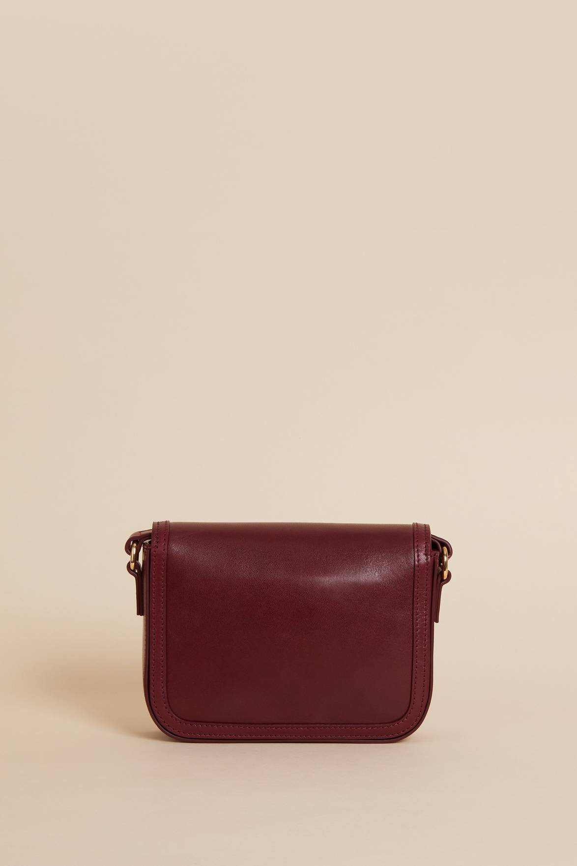 The Sac a main Bibi Nappa is the perfect accessory for any outfit. Made from 100% smooth cow leather, this small bag features a stylish "R" embossed flap with a magnetic closure. With its sleek design and bold burgundy color, it's both functional and fashionable.