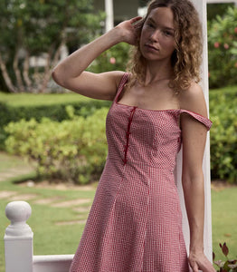 Crafted from crisp, lightweight organic cotton seersucker and rendered in our nostalgic La Maddalena Gingham, the Delaney Dress—a best-selling style we’ve brought back from last summer—features a rounded square neckline and slender straps trimmed with contrast piping. Three fixed ties extend down the bust, creating a keyhole effect. Princess seams lend structure to the fitted bodice, which closes with an invisible side zipper and gives way to an ankle-grazing A-line skirt.