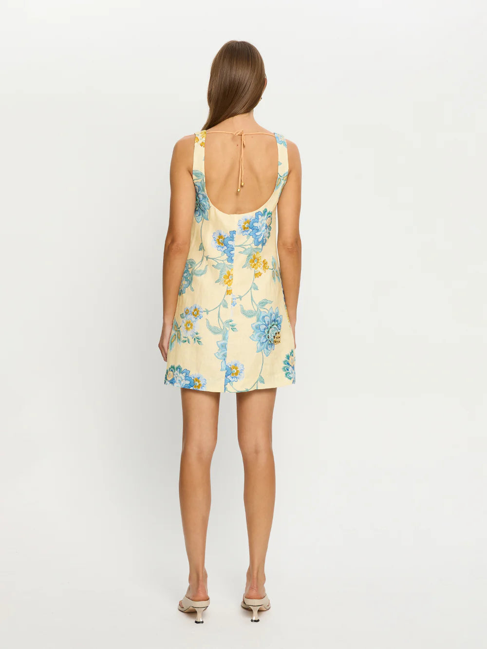 The Giselle Mini Dress combines intricate blue-toned vine florals with a fresh butter base, creating a refined and elegant look. Made from 100% linen, it offers breathable comfort and a lightweight feel ideal for warm weather. The dress features a sophisticated high boat neck and a square back neckline accented with contrast ties, adding a delicate, tailored finish to the silhouette. Perfect for those seeking both style and comfort, this piece seamlessly blends artistry with effortless wearability.