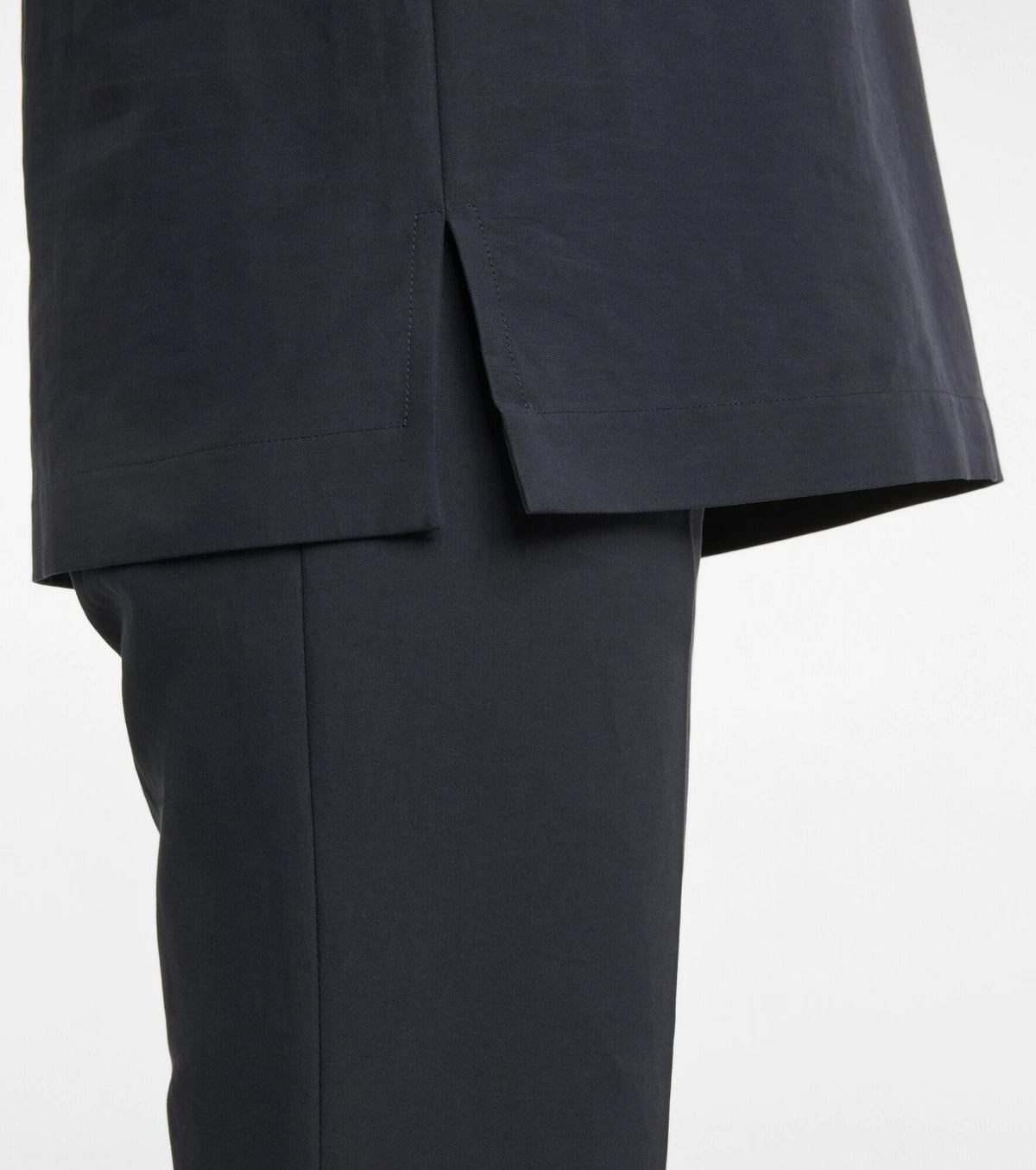 Experience effortless elegance with the Bernardine cotton shirt by The Row, meticulously crafted from pure, finely woven cotton. Featuring a spread collar and an open partial placket, this shirt offers a breezy fit that's perfect for warm weather. Its understated design reflects The Row's commitment to quality and timeless style, making it a versatile addition to your summer wardrobe.