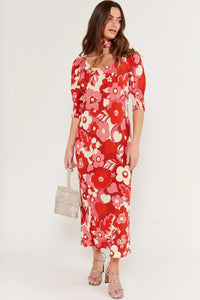 The Oleander Midi Dress is the perfect combination of style and comfort. With a loose and floaty fit, concealed elastic cuffs, and a scoop neck, it's designed to flatter all body types. Plus, the Sweetheart Floral Pink print adds a touch of femininity. Perfect for any occasion, this dress is sure to become a staple in your wardrobe.