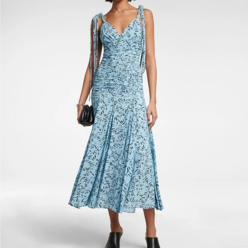 Expertly designed by PROENZA SCHOULER, the Dress Kathie is a must-have addition to your wardrobe. This beautiful tank midi-dress features a flattering V-neckline and a unique leafy print in shades of blue. Made from high-quality materials, it's perfect for any occasion and will make you stand out with its elegant and stylish design.