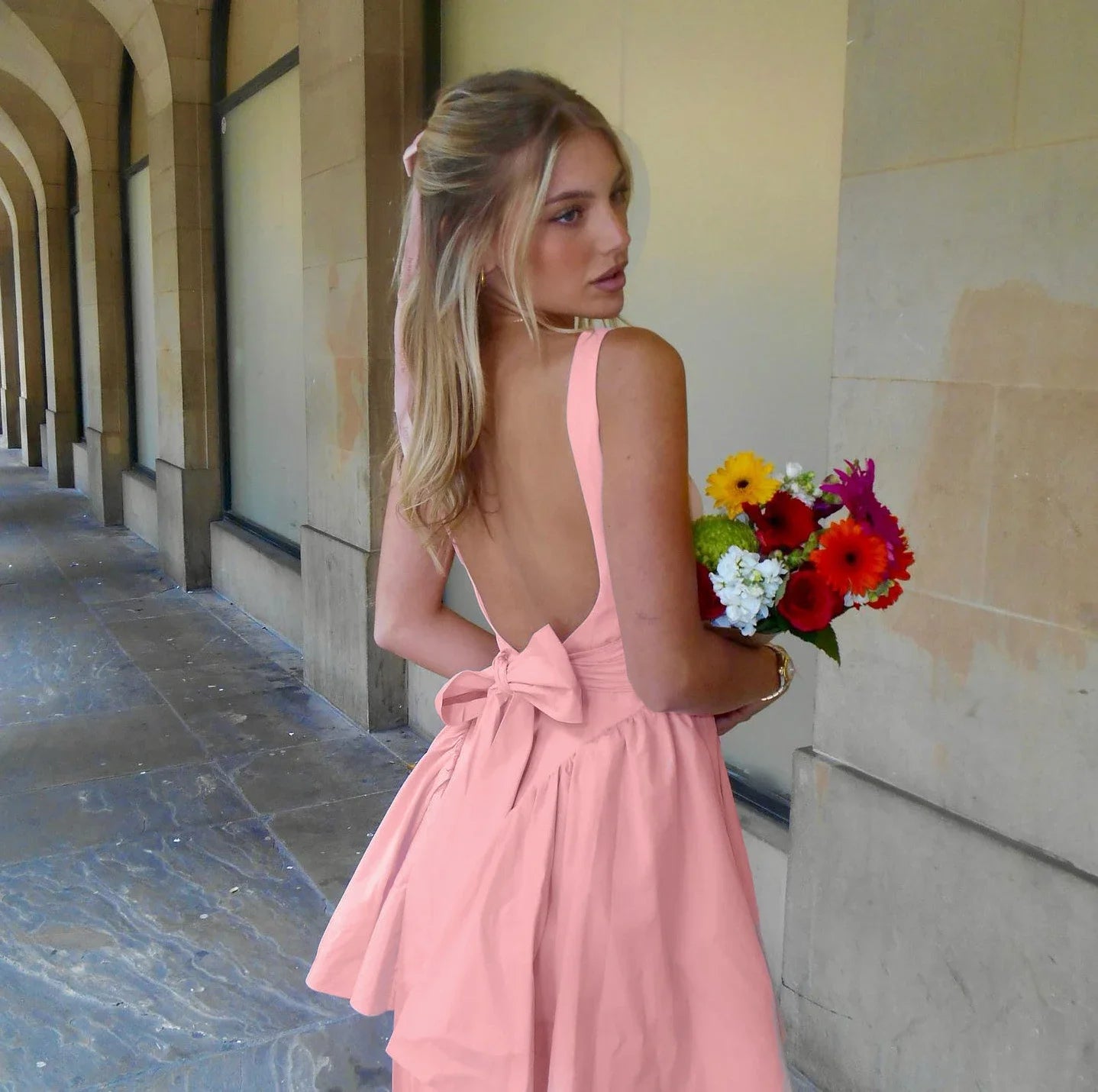 Get ready for your next summer event with our stunning Robe Matilde. This backless A-line dress is made of soft and breathable cotton, perfect for keeping you cool and comfortable on warm days. The big bow adds a touch of elegance, making it a great choice for birthdays and holidays. Don't miss out on this sexy and versatile dress!