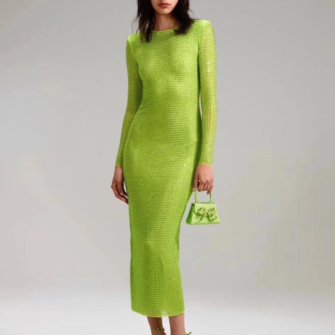 Unleash your inner shine with the Dress Nissa. This stunning green sequined dress features delicate beading and a bodycon fit that will make you stand out at any party. With long sleeves and a floor-length design, you'll be sure to turn heads and feel confident all night long.