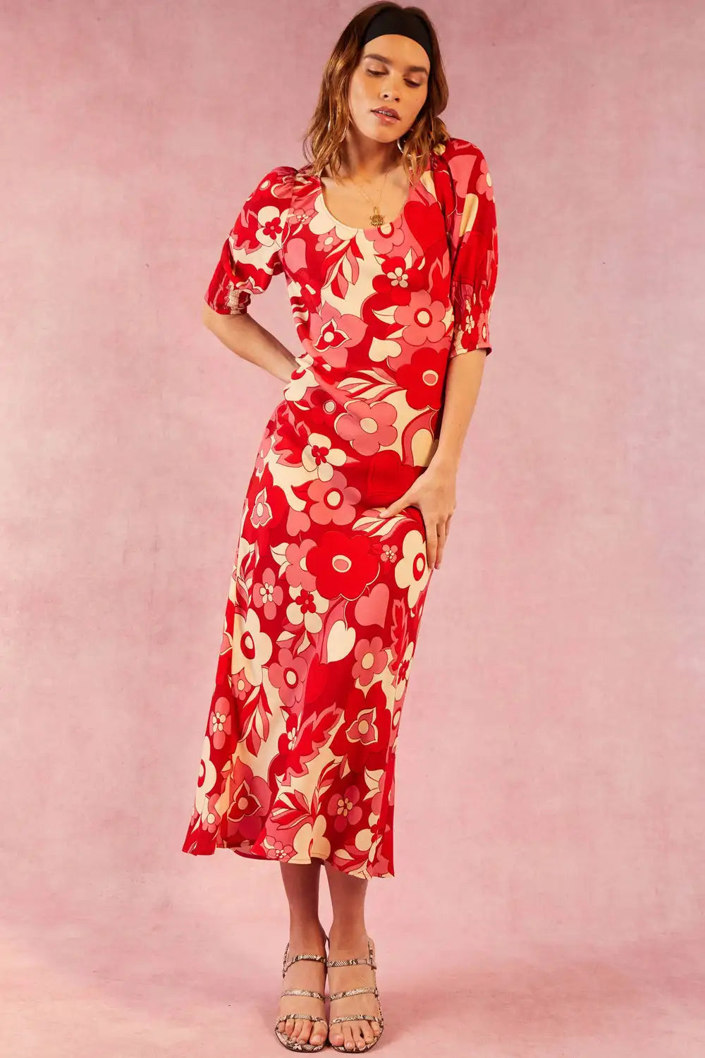 The Oleander Midi Dress is the perfect combination of style and comfort. With a loose and floaty fit, concealed elastic cuffs, and a scoop neck, it's designed to flatter all body types. Plus, the Sweetheart Floral Pink print adds a touch of femininity. Perfect for any occasion, this dress is sure to become a staple in your wardrobe.