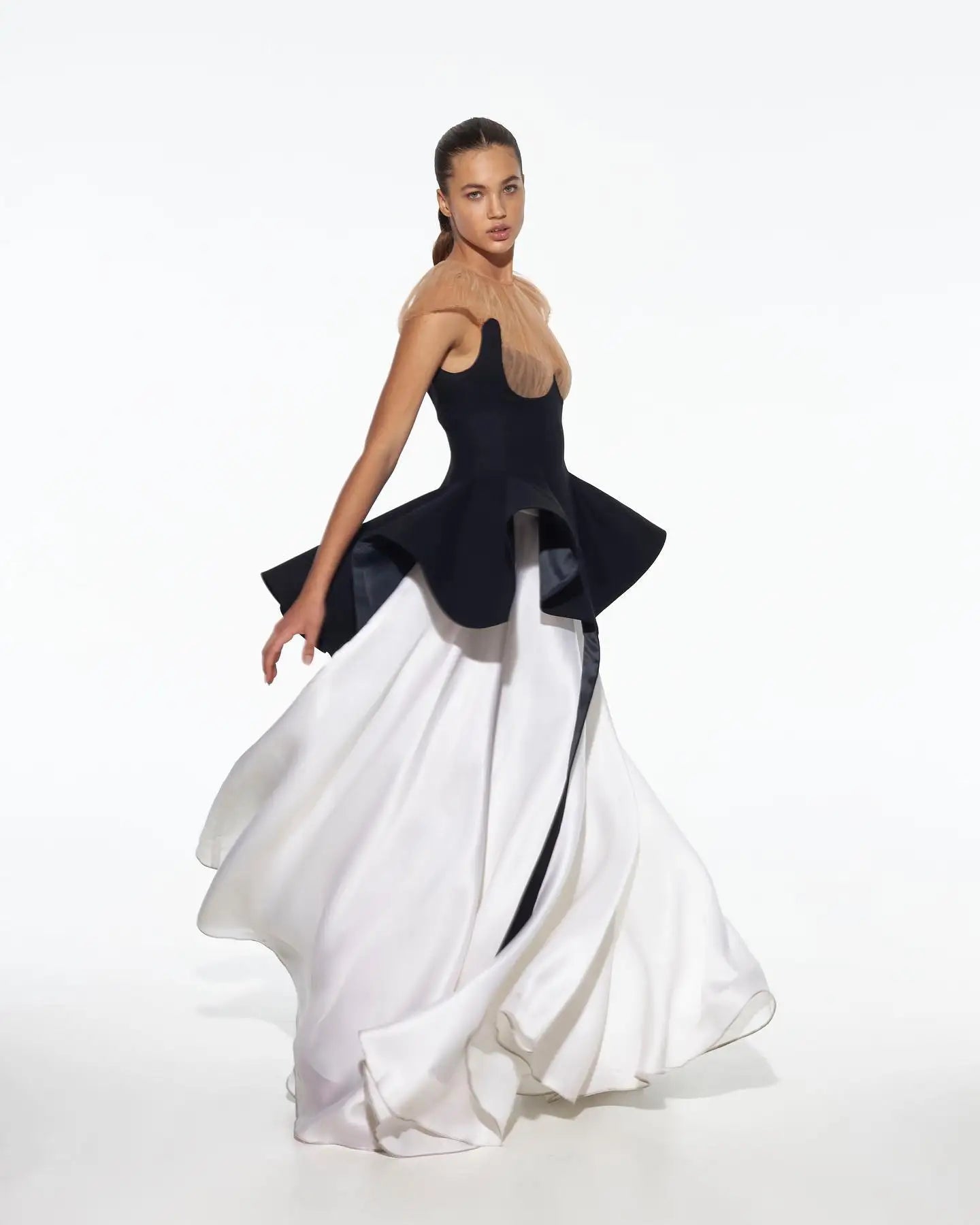 Looking for an elegant and modest dress for your next formal occasion? Look no further than the Robe Iliona! This stunning A-line dress features a classic white and black color combination that is both timeless and chic. Perfect for prom or any special event, this dress will make you feel confident and beautiful.