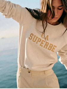 Introducing the Pull Chiara - a sustainable and stylish choice. Stay cozy in our long sleeve organic cotton sweatshirt featuring an embroidered "La Superbe" logo. Comfortable, with a classic round neck, this top is perfect for everyday wear.