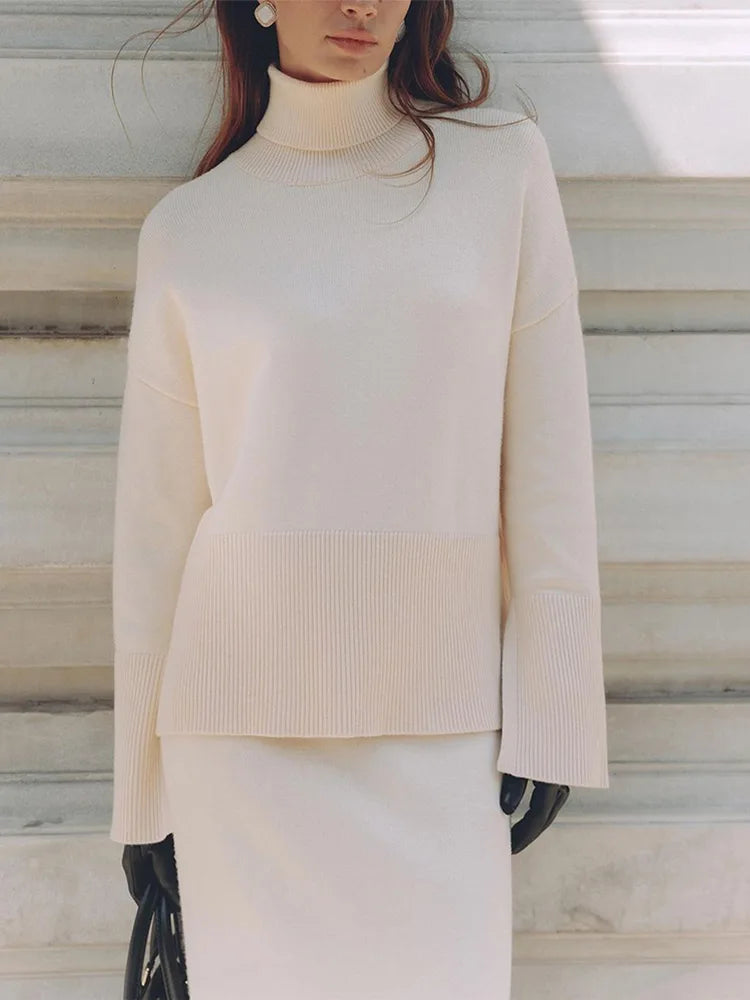 Transform your wardrobe with our Ensemble Martha! This two-piece set features a cozy turtleneck and chic knitted skirt with split sleeves, giving you effortless style and versatility. The perfect combination of fashion and comfort.