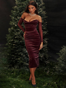 Elevate your holiday style with our Off Shoulder Velvet Dress. Made from luxurious velvet, this elegant midi dress will make a statement at any Christmas party. The off shoulder design adds a touch of glamour, making you the center of attention. Stay stylish and comfortable all night long in this chic Robe Lourdes.