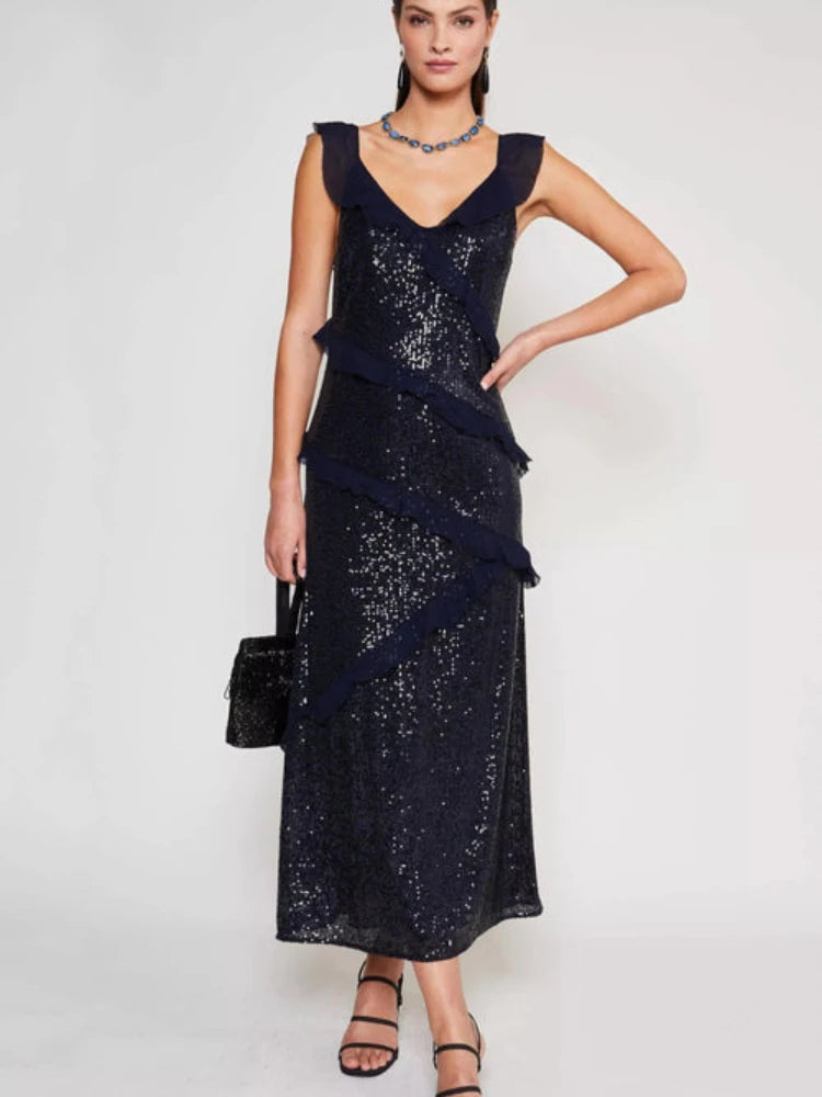 Introducing the elegant Dress Gail, perfect for your next formal event. Made with high quality materials, this dress guarantees a customized and unique fit. Elevate your style with this stunning black banquet dress.