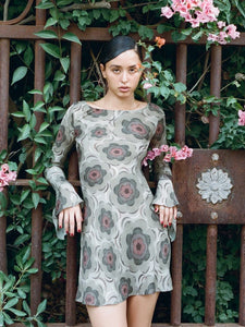 Experience the enchanting beauty of our Dress Brigitte Supernova. Made from luxurious silk with a stunning flower print, this dress is perfect for any occasion. With a round neck, long sleeves, and a flattering mini length, it's a must-have for any fashion-forward wardrobe. Illuminate your style with Realization Par!