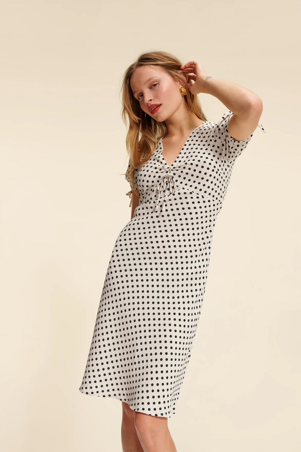 Welcome summer with style with our Dress Sybillia. This beautiful A-line dress features a trendy polka dot pattern and a flattering V-neck design. The drawstring waist allows for a customized fit, while the bubble short sleeves add a playful touch. Perfect for any occasion, this dress will make you stand out and feel confident all summer long.