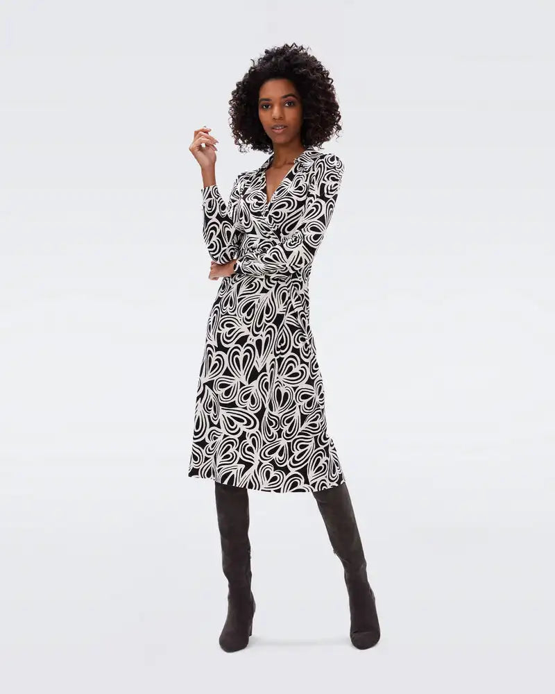 "Unleash your French charm with the Robe Maya. This printed dress features a trendy waistband and mid-length skirt, adding a touch of originality to your wardrobe. Perfect for a fashionable and personalized look. Ooh la la!"